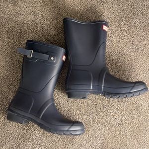 Hunter Short Matte Navy Boots